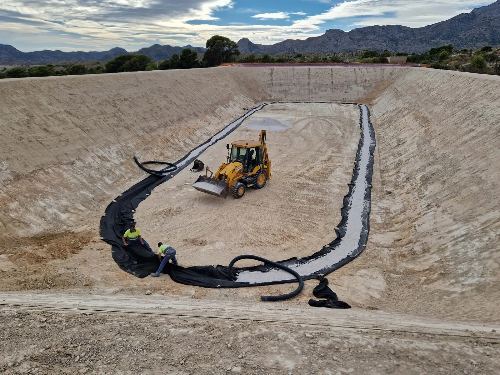 Excavación del embalse de Jijona con la retroexcavadora