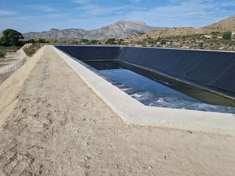 Talud y lámina de PEAD del embalse terminado