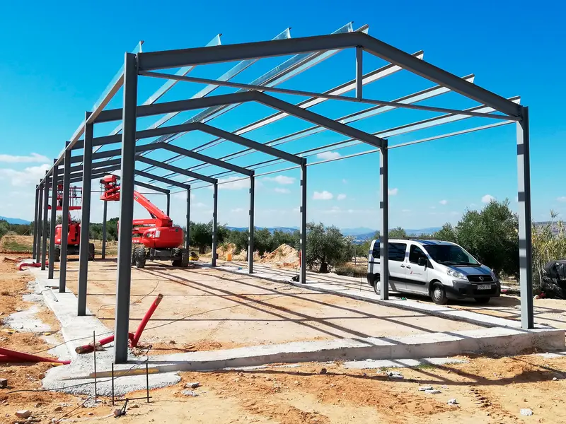 Estructura metálica de una nave agrícola en obra