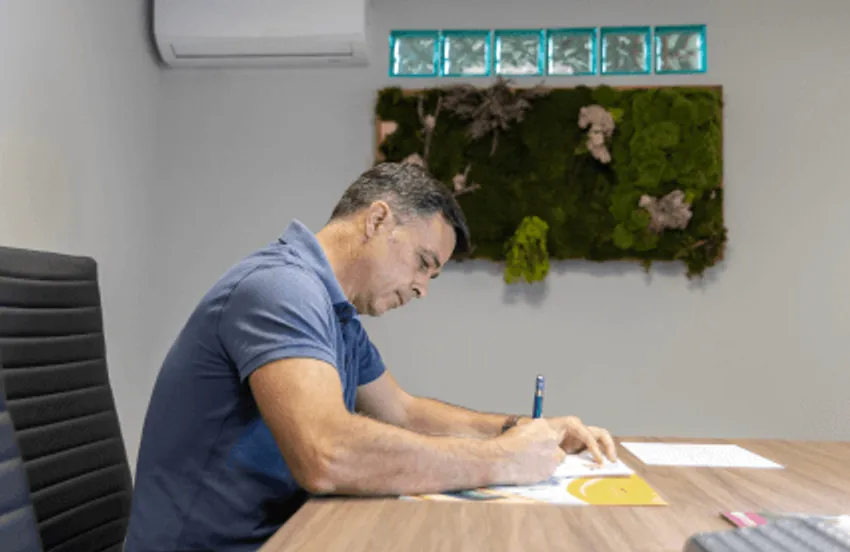 Ricardo Palero revisando documentación en su despacho de Villena